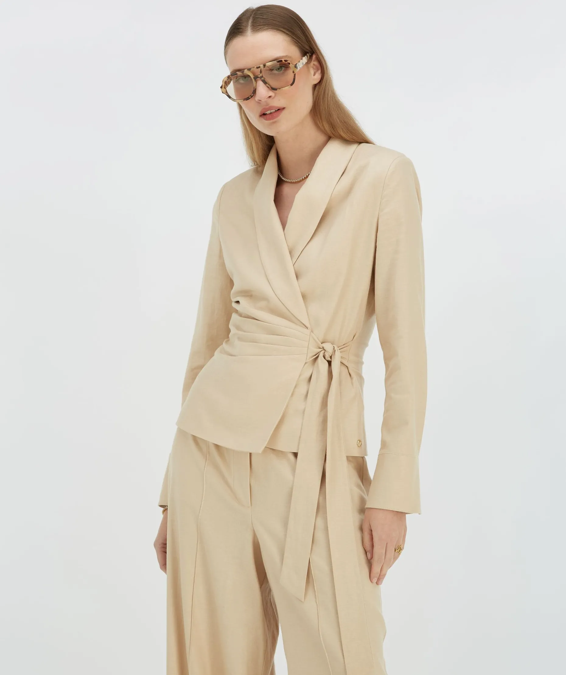 BENTHE fitted blazer met striksluiting - light sand