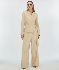 BENTHE fitted blazer met striksluiting - light sand