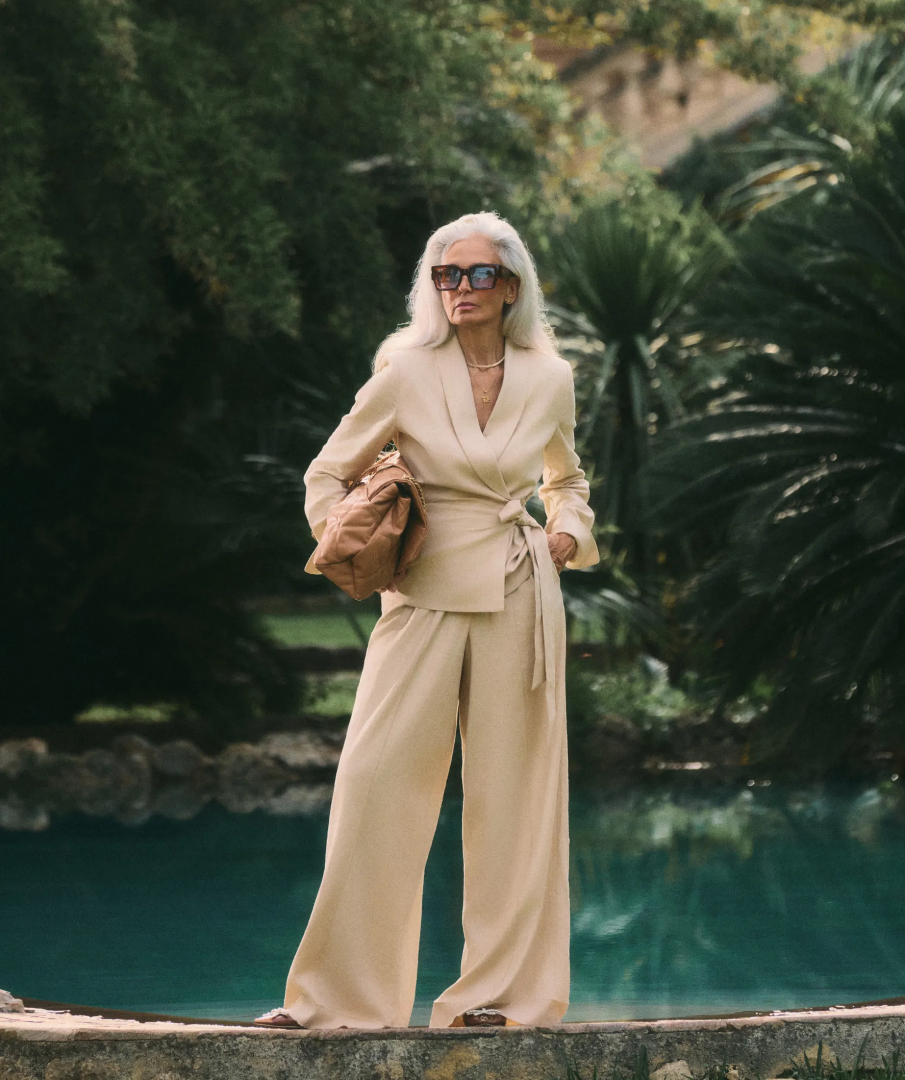 BENTHE fitted blazer met striksluiting - light sand