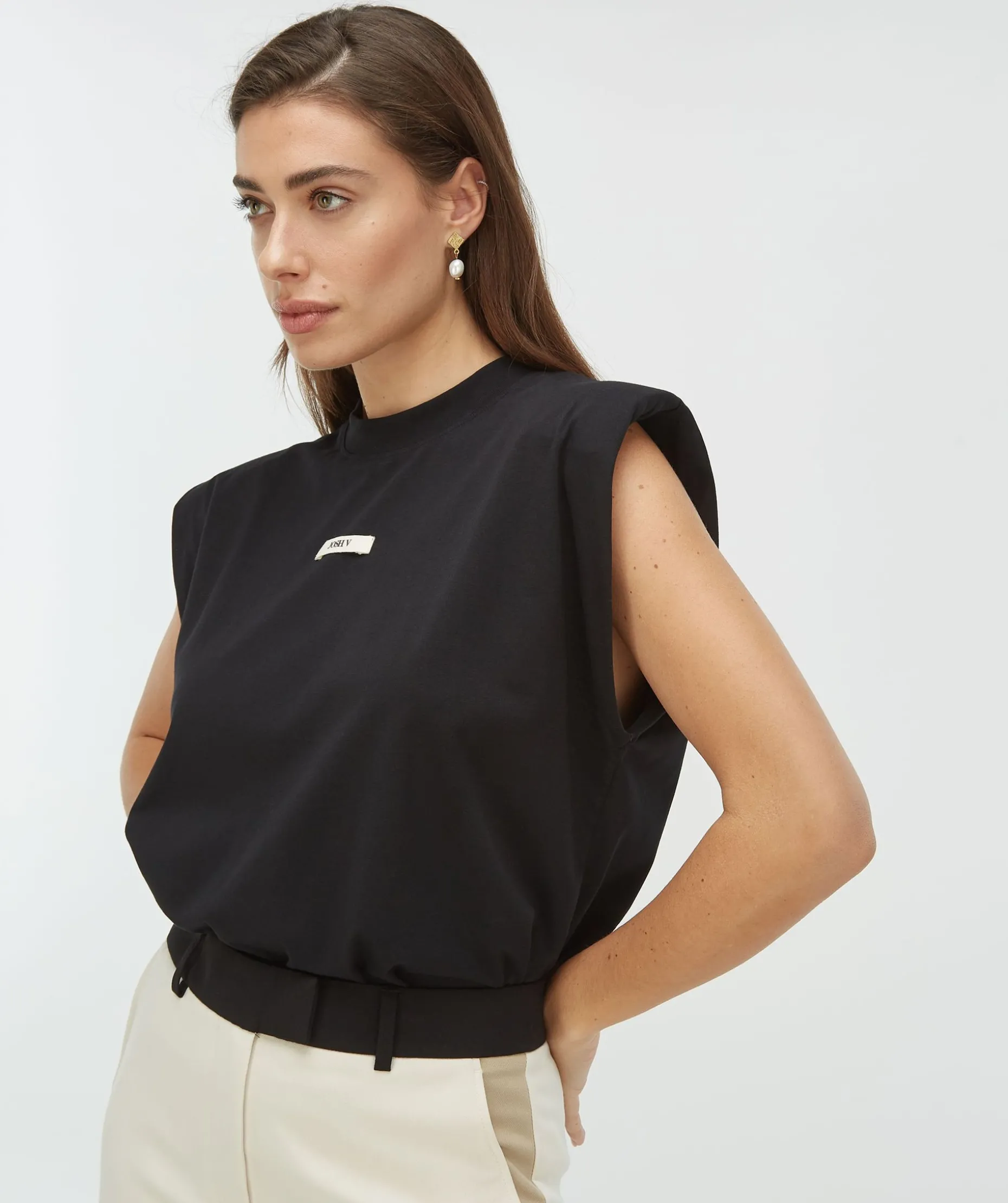 SUE T-shirt met schoudervulling - black